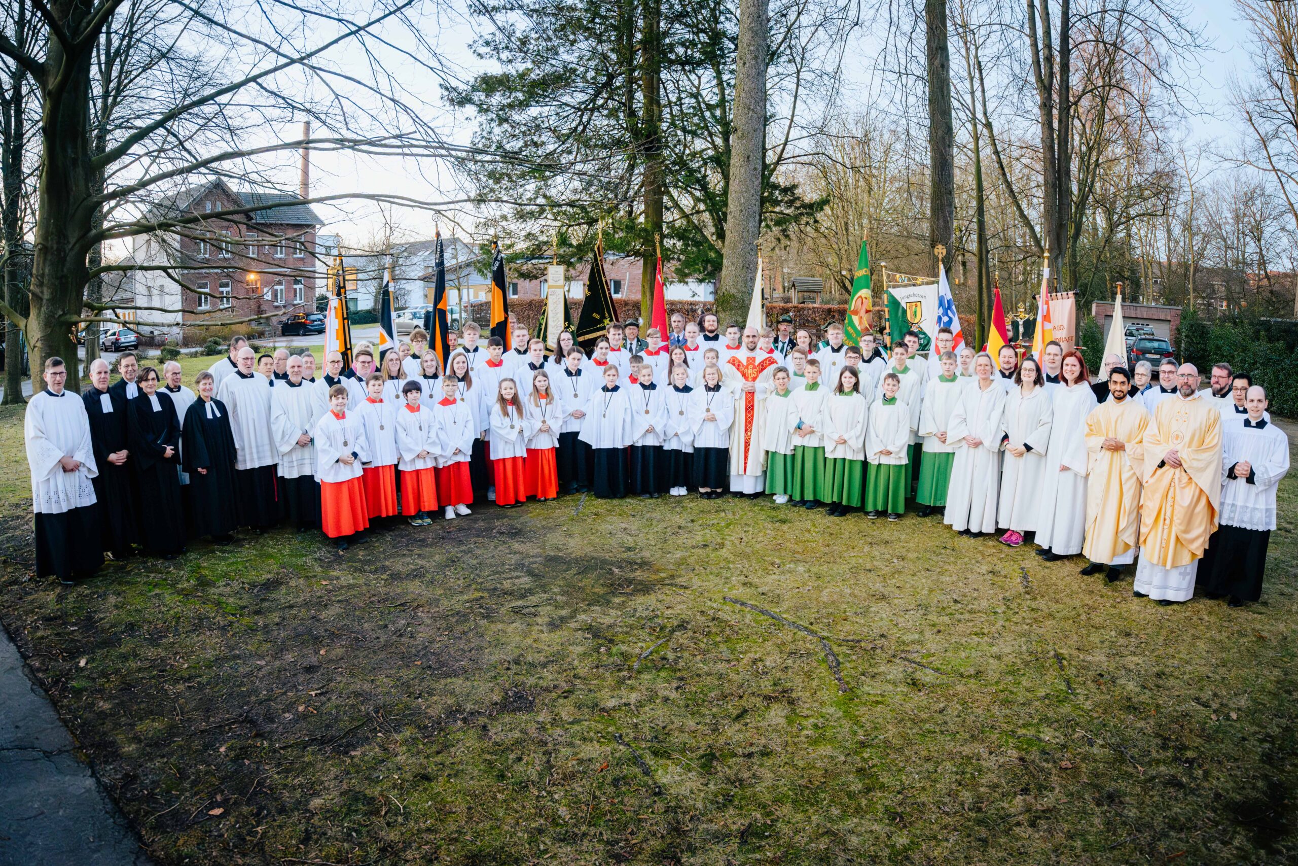 Gruppe mit Pastoralream und Messdienern